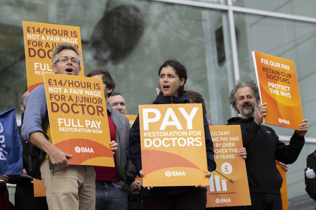 Uzman doktorlar ve pratisyen hekimler 'ilk kez' birlikte iş bıraktı: İngiltere'de sağlıkçılar greve gitti 6