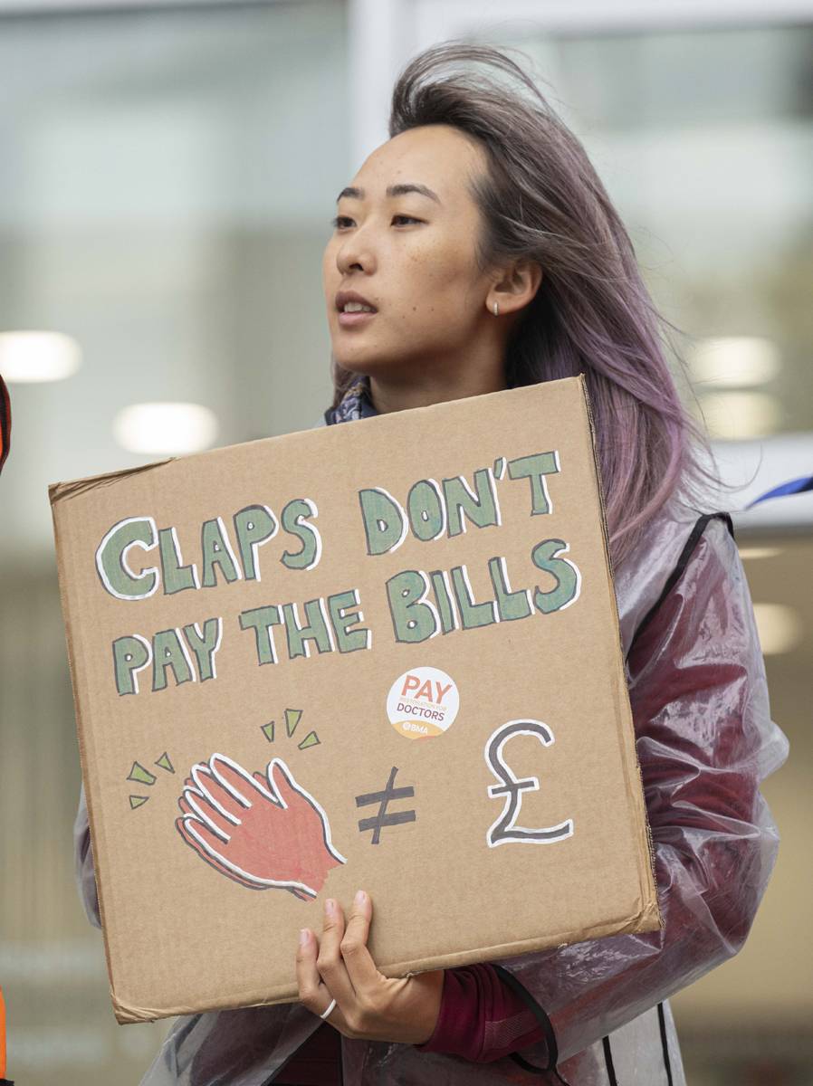 Uzman doktorlar ve pratisyen hekimler 'ilk kez' birlikte iş bıraktı: İngiltere'de sağlıkçılar greve gitti 5