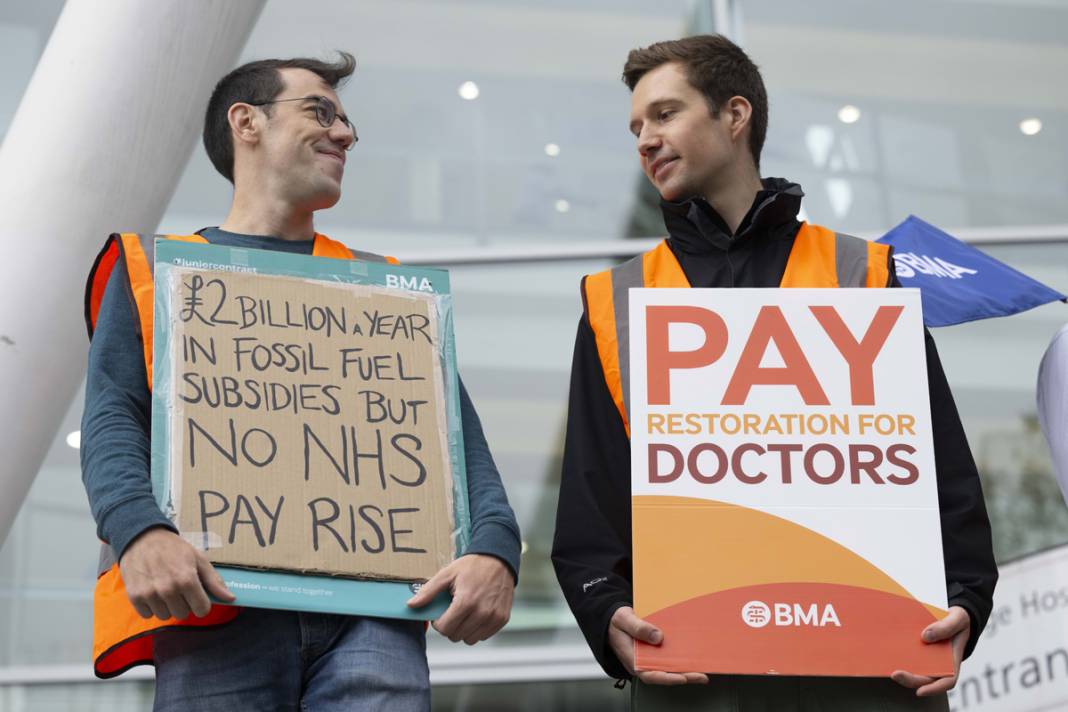 Uzman doktorlar ve pratisyen hekimler 'ilk kez' birlikte iş bıraktı: İngiltere'de sağlıkçılar greve gitti 7