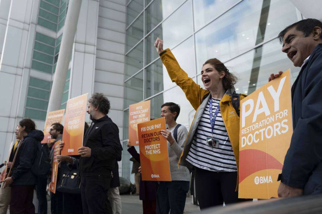 Uzman doktorlar ve pratisyen hekimler 'ilk kez' birlikte iş bıraktı: İngiltere'de sağlıkçılar greve gitti 8