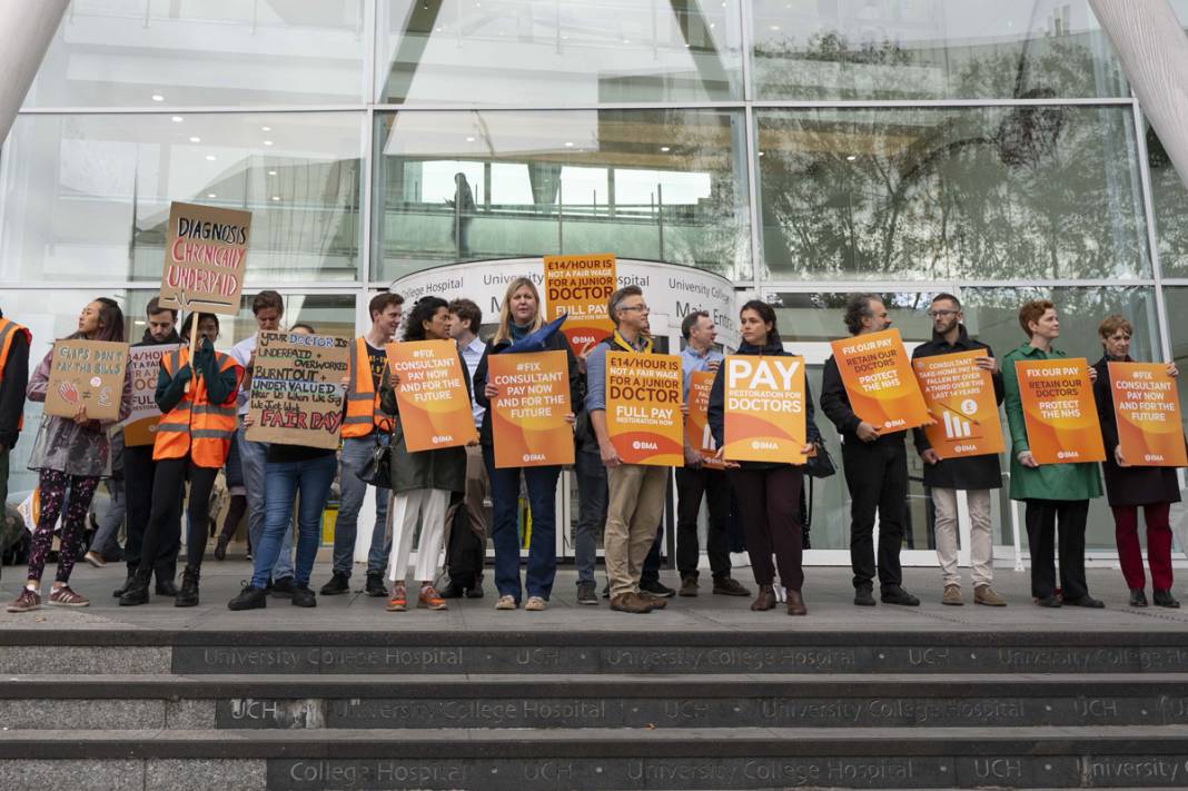 Uzman doktorlar ve pratisyen hekimler 'ilk kez' birlikte iş bıraktı: İngiltere'de sağlıkçılar greve gitti 3