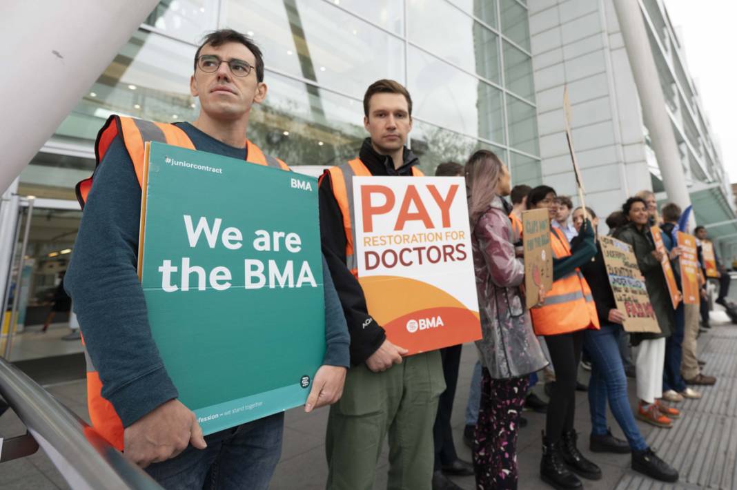 Uzman doktorlar ve pratisyen hekimler 'ilk kez' birlikte iş bıraktı: İngiltere'de sağlıkçılar greve gitti 4