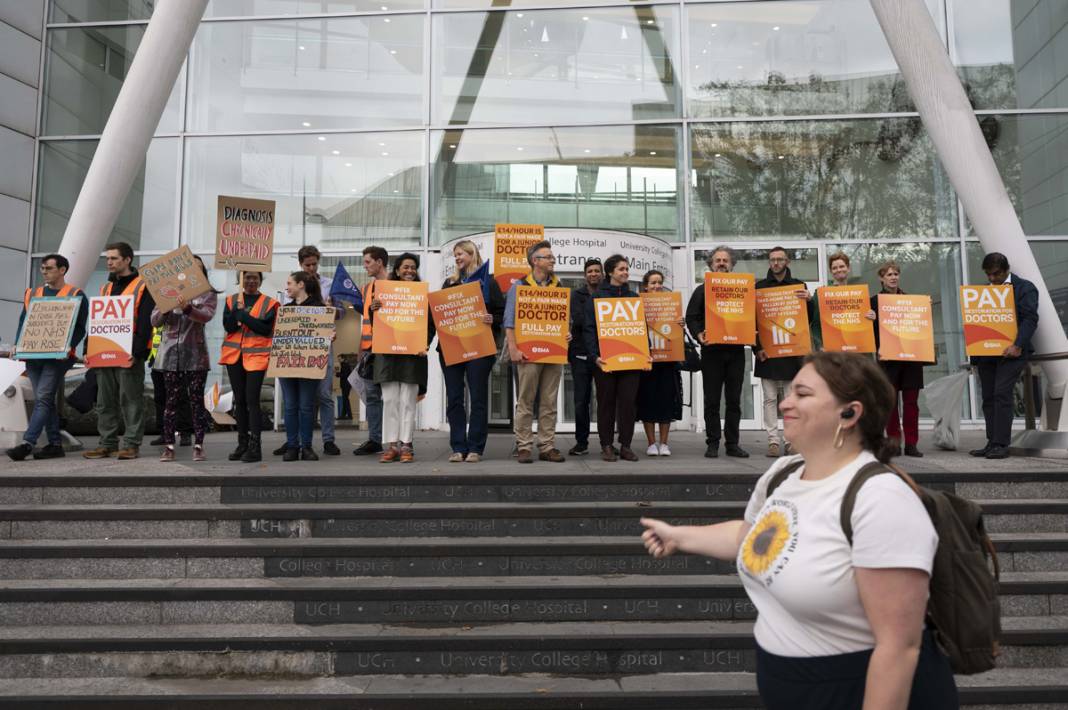 Uzman doktorlar ve pratisyen hekimler 'ilk kez' birlikte iş bıraktı: İngiltere'de sağlıkçılar greve gitti 1