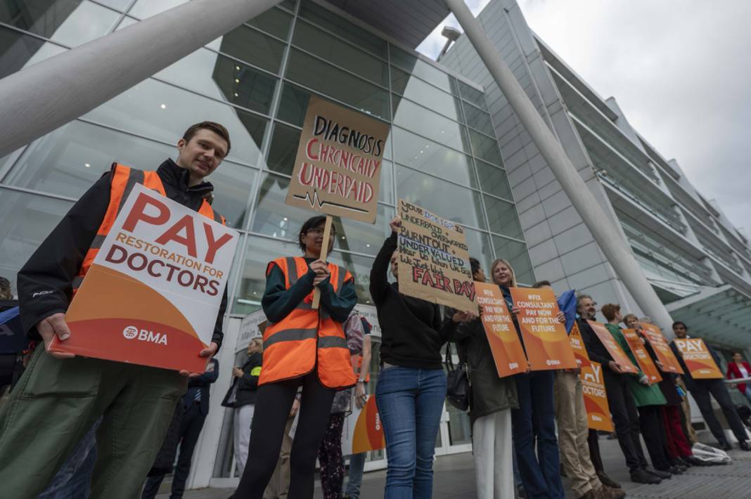Uzman doktorlar ve pratisyen hekimler 'ilk kez' birlikte iş bıraktı: İngiltere'de sağlıkçılar greve gitti 2
