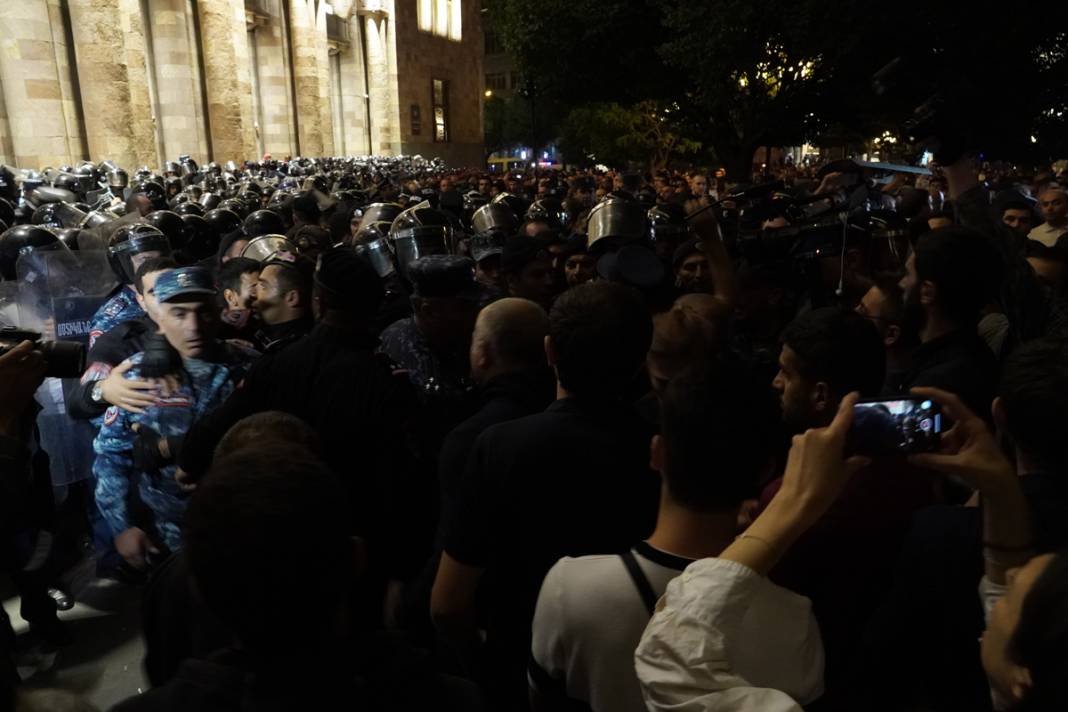 Ermenistan'da halk sokağa indi: Azerbaycan'ın 'Anti-terör' operasyonu sonrası 'Paşinyan istifa' sesleri 9