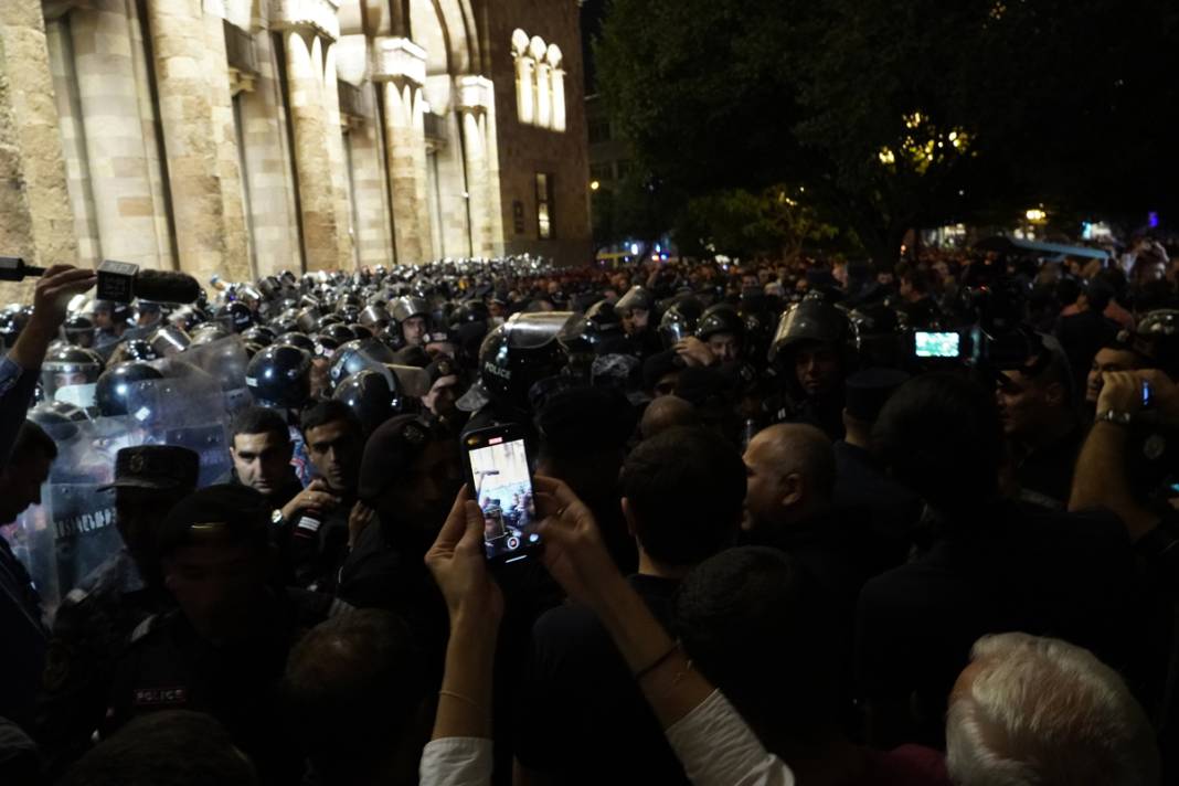 Ermenistan'da halk sokağa indi: Azerbaycan'ın 'Anti-terör' operasyonu sonrası 'Paşinyan istifa' sesleri 8