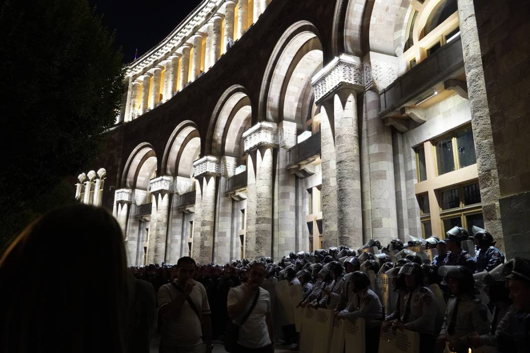 Ermenistan'da halk sokağa indi: Azerbaycan'ın 'Anti-terör' operasyonu sonrası 'Paşinyan istifa' sesleri 6