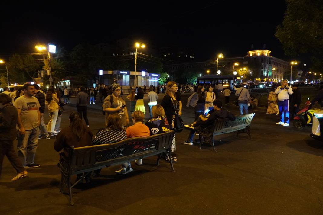 Ermenistan'da halk sokağa indi: Azerbaycan'ın 'Anti-terör' operasyonu sonrası 'Paşinyan istifa' sesleri 7