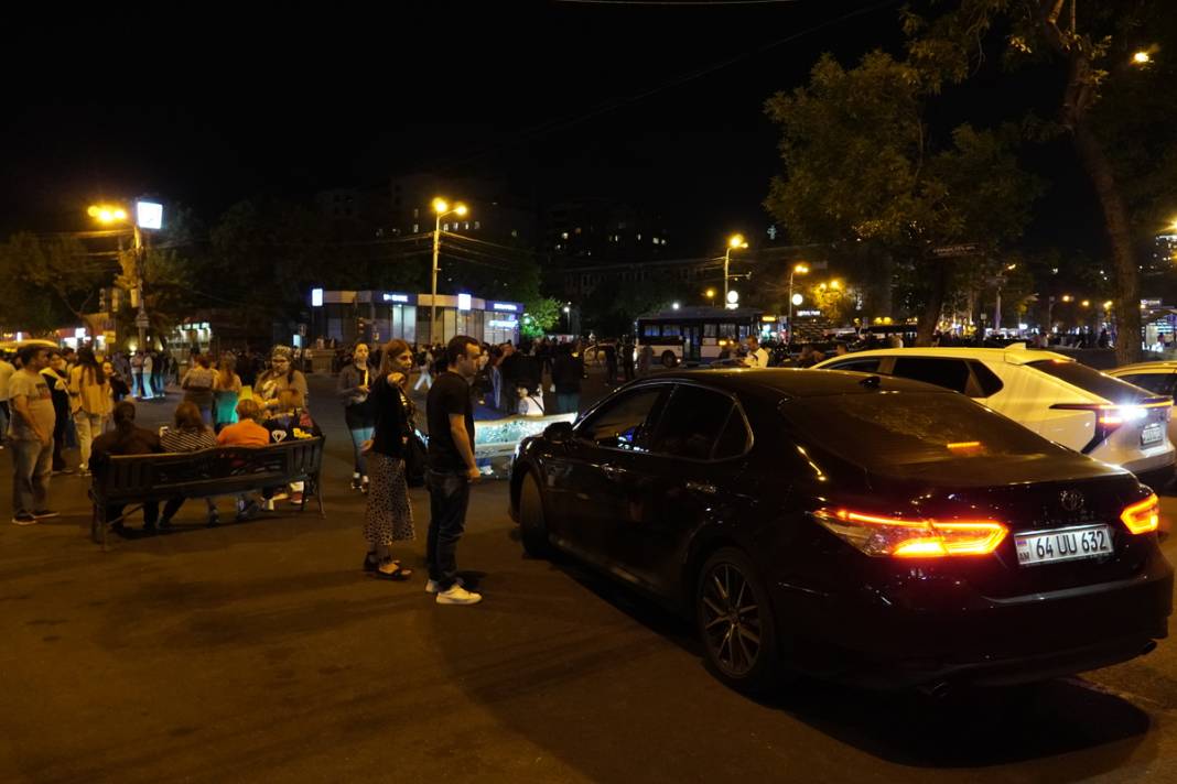 Ermenistan'da halk sokağa indi: Azerbaycan'ın 'Anti-terör' operasyonu sonrası 'Paşinyan istifa' sesleri 5