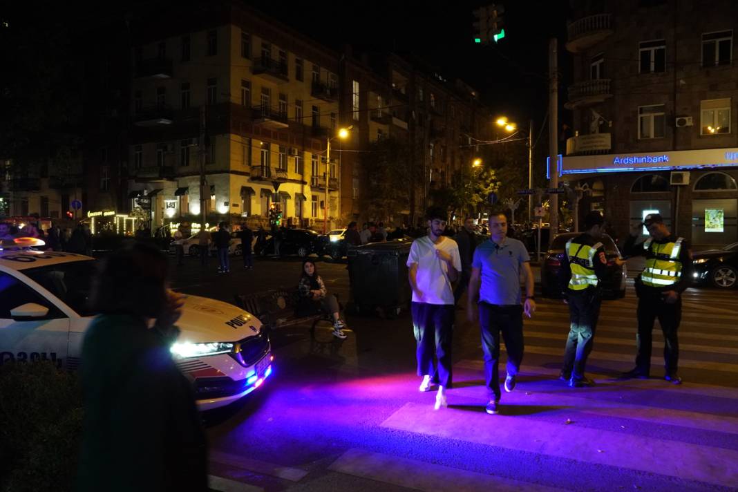 Ermenistan'da halk sokağa indi: Azerbaycan'ın 'Anti-terör' operasyonu sonrası 'Paşinyan istifa' sesleri 4