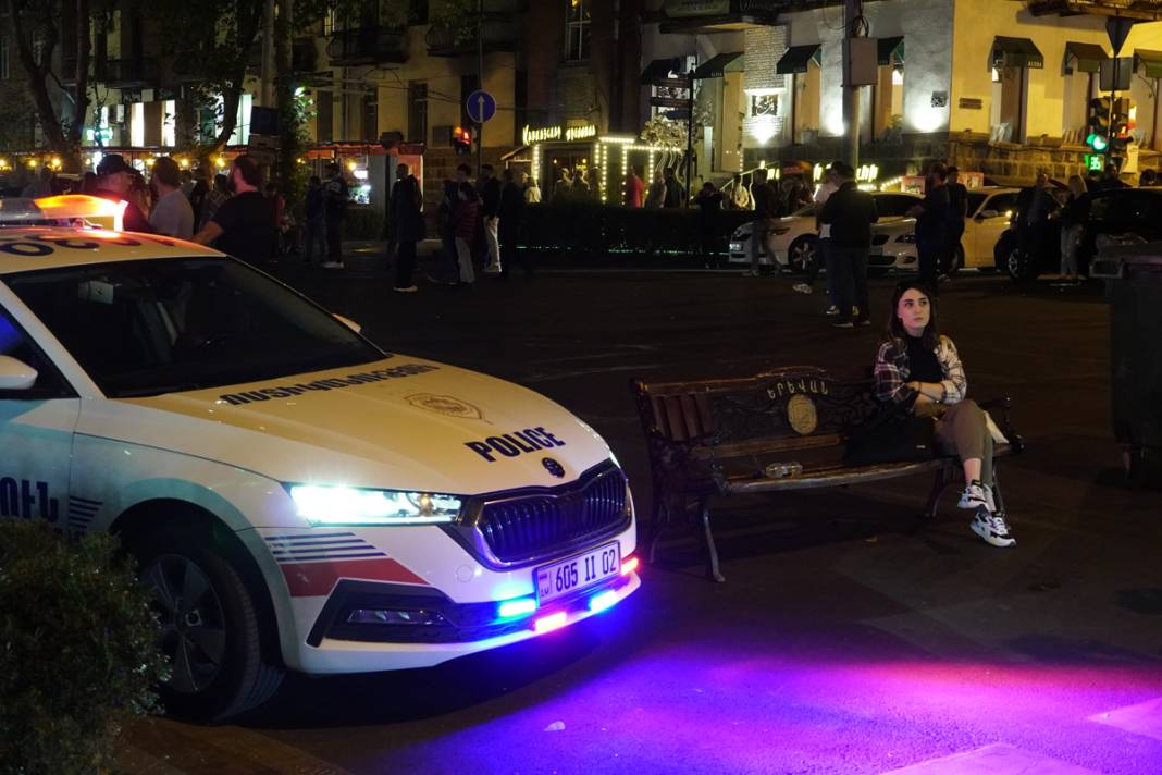 Ermenistan'da halk sokağa indi: Azerbaycan'ın 'Anti-terör' operasyonu sonrası 'Paşinyan istifa' sesleri 3