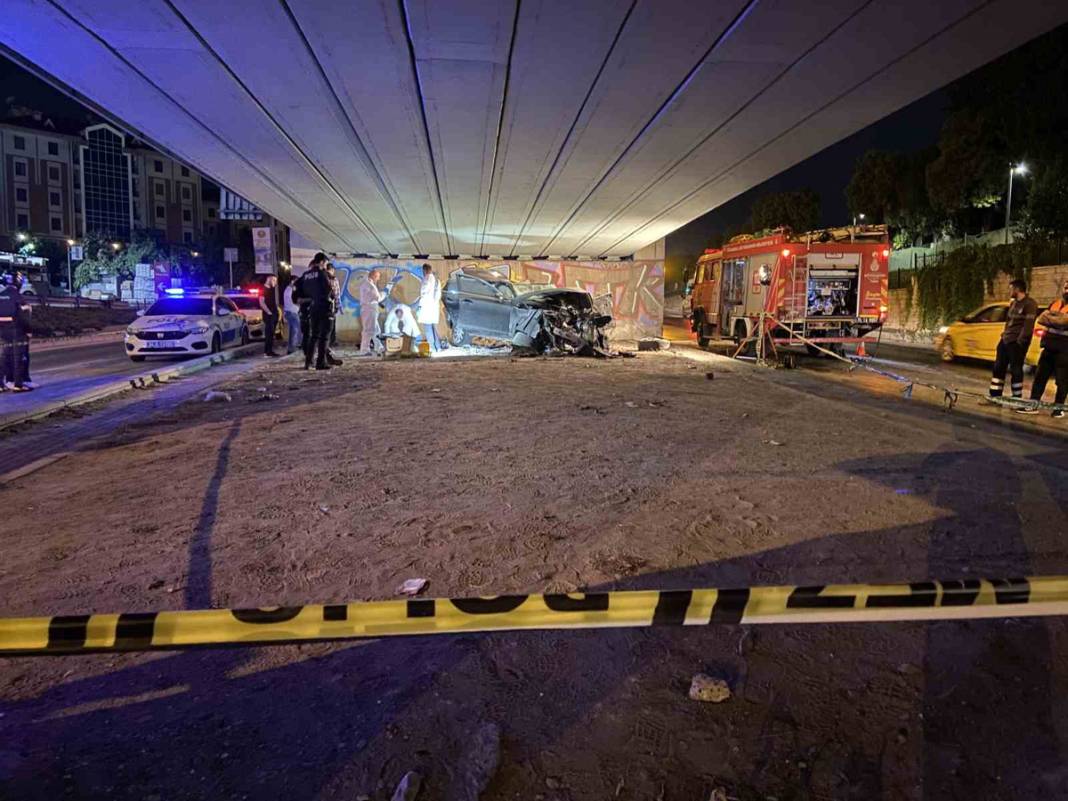 Bahçelievler'de katliam gibi kaza: Otomobil duvara çarptı dört kişi hayatını kaybetti 12