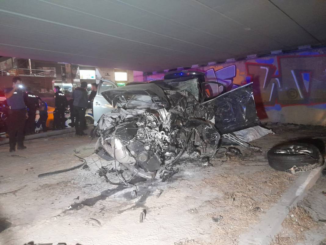 Bahçelievler'de katliam gibi kaza: Otomobil duvara çarptı dört kişi hayatını kaybetti 11