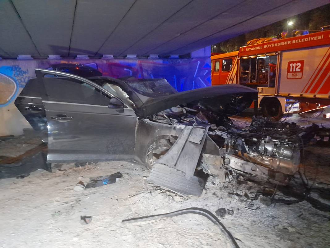 Bahçelievler'de katliam gibi kaza: Otomobil duvara çarptı dört kişi hayatını kaybetti 7