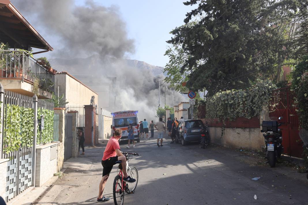 Ada yangına teslim: Yüzlerce kişi tahliye edildi, iki kişi öldü 12