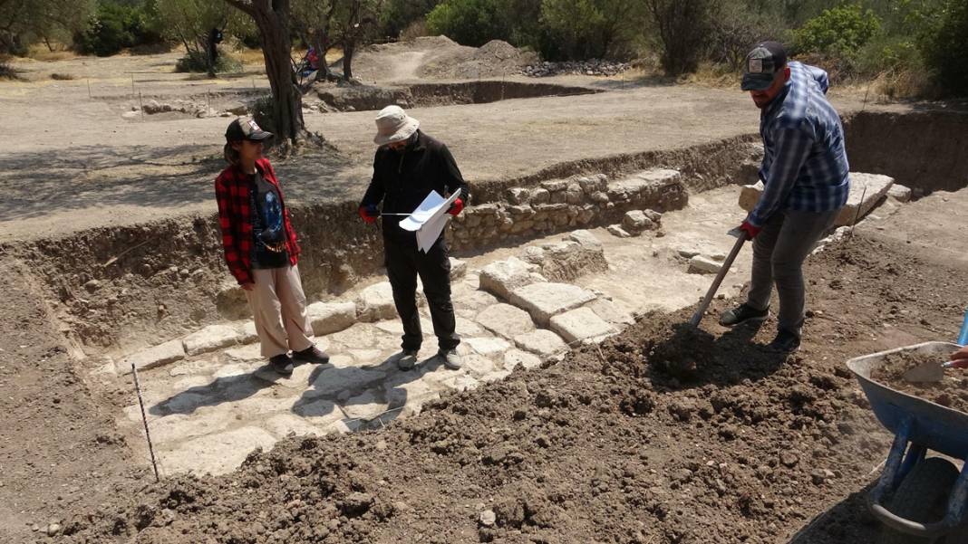Apollon'da 2 bin yıllık mezarlık gün yüzüne çıktı 14