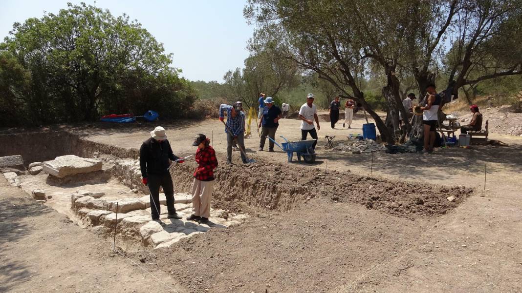 Apollon'da 2 bin yıllık mezarlık gün yüzüne çıktı 13