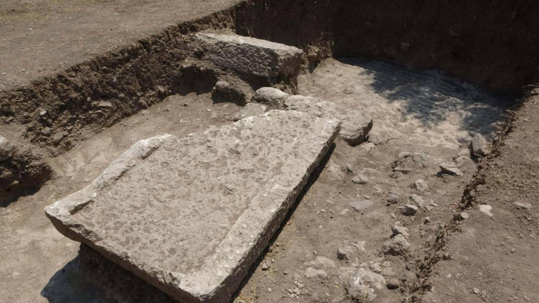 Apollon'da 2 bin yıllık mezarlık gün yüzüne çıktı 16