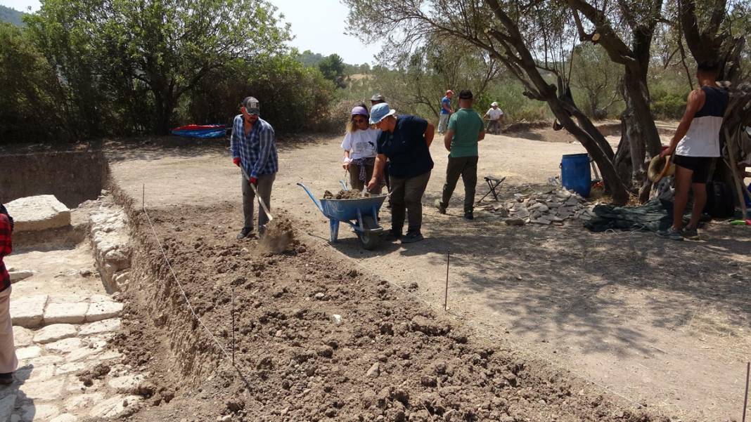 Apollon'da 2 bin yıllık mezarlık gün yüzüne çıktı 12