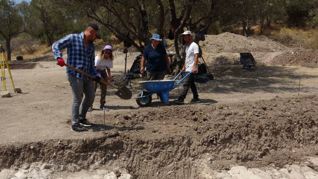 Apollon'da 2 bin yıllık mezarlık gün yüzüne çıktı 10