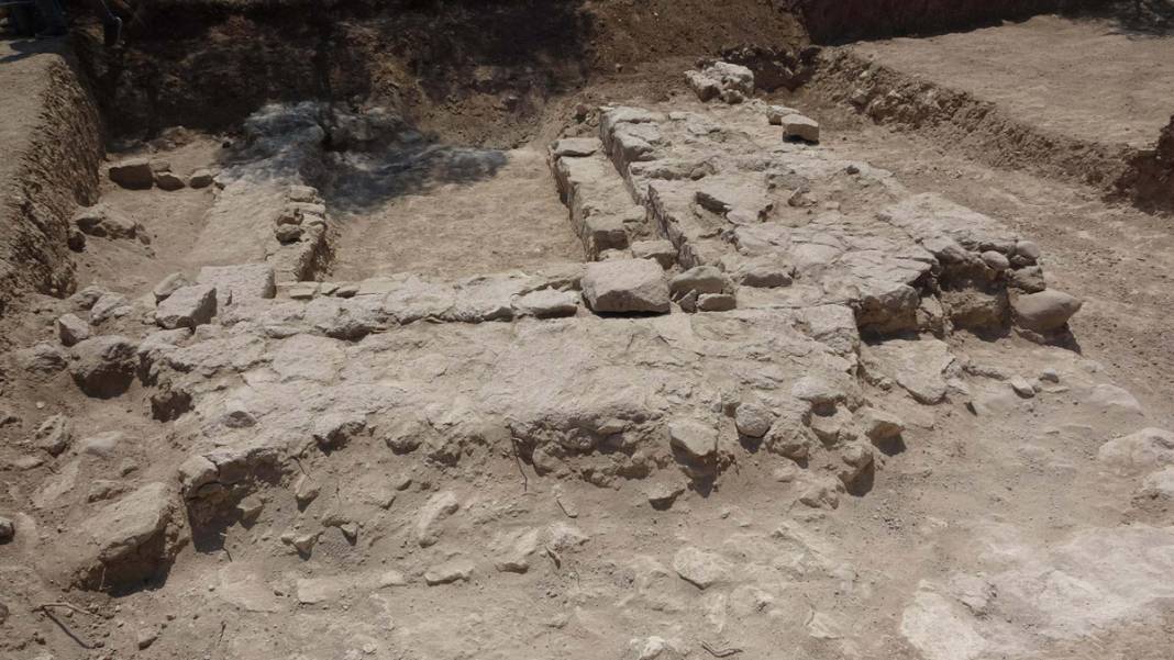 Apollon'da 2 bin yıllık mezarlık gün yüzüne çıktı 9