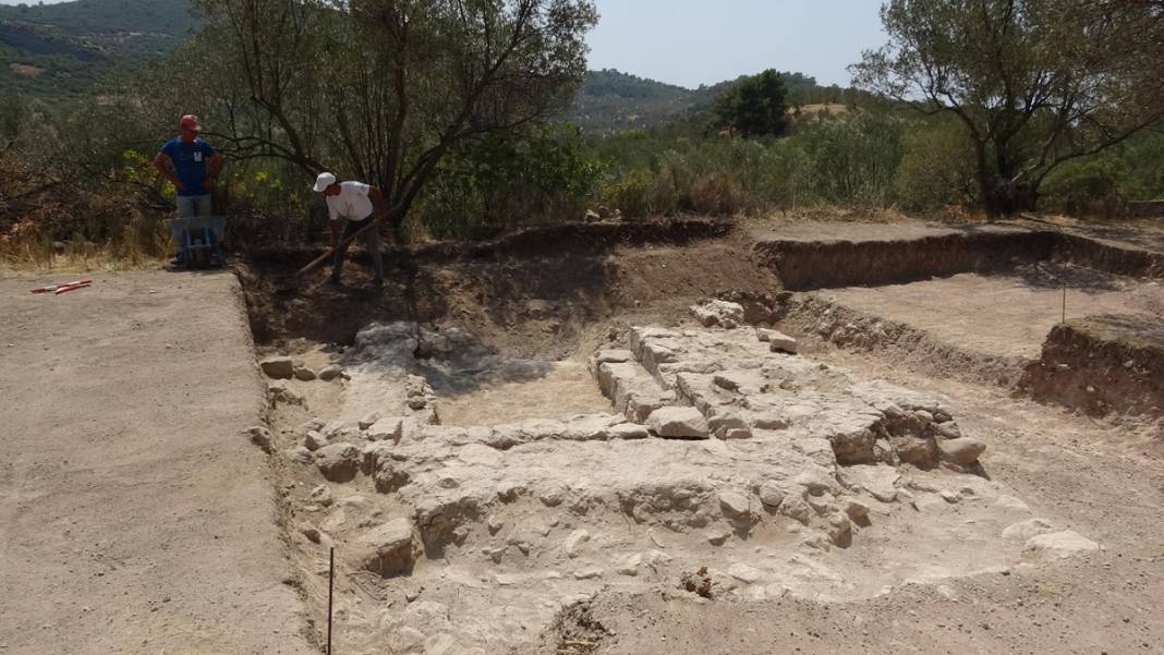 Apollon'da 2 bin yıllık mezarlık gün yüzüne çıktı 8