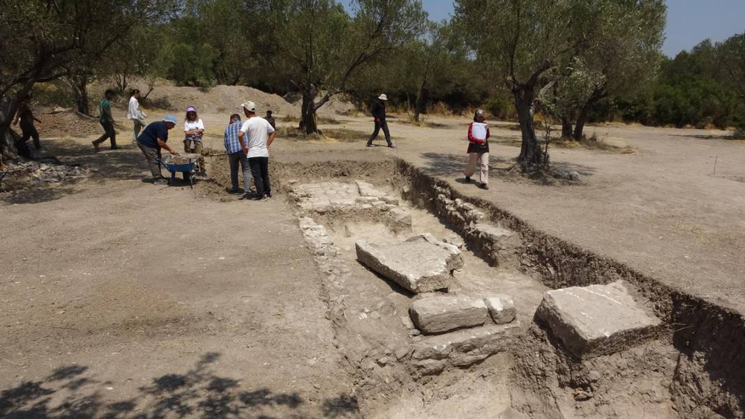 Apollon'da 2 bin yıllık mezarlık gün yüzüne çıktı 3
