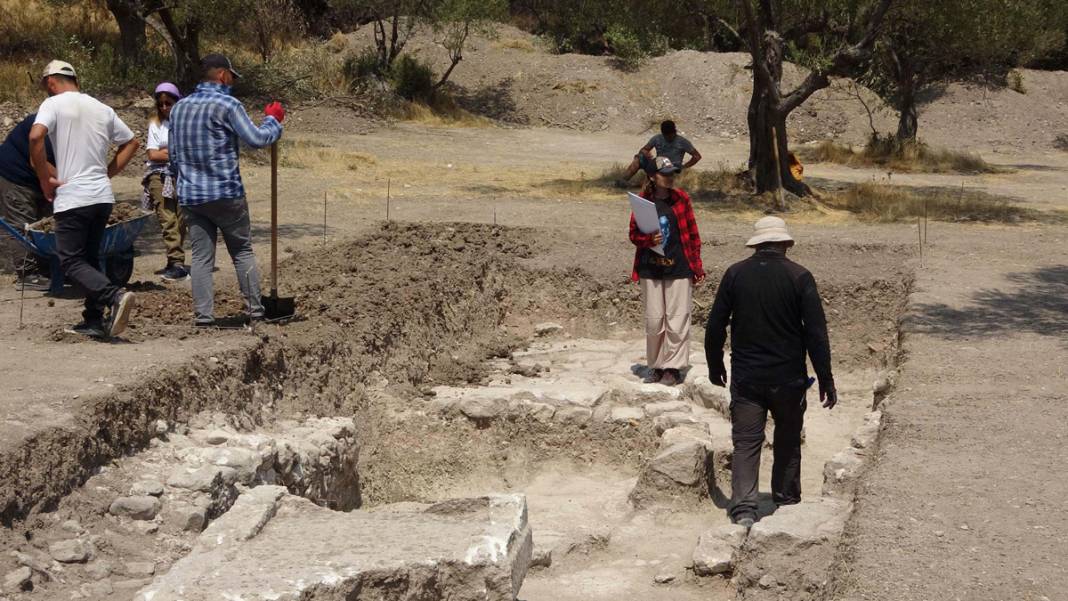 Apollon'da 2 bin yıllık mezarlık gün yüzüne çıktı 1