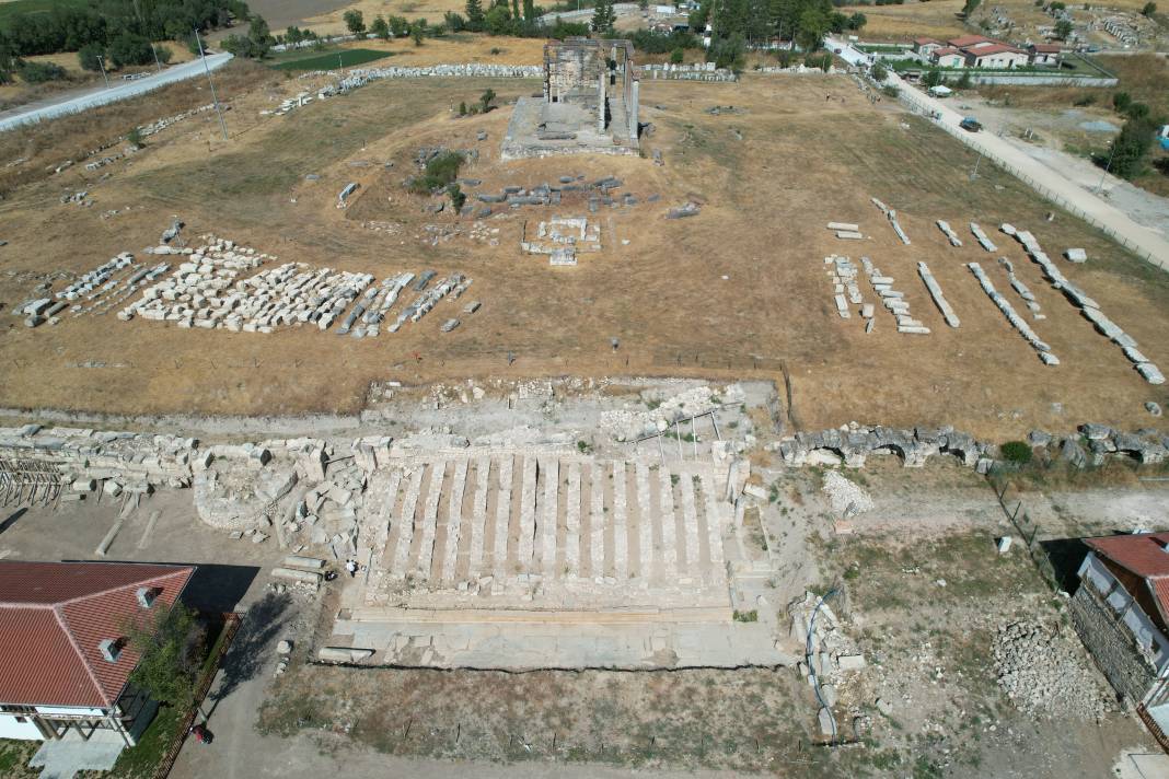 Kütahya'da 2 bin yıllık makyaj malzemeleri bulundu 2
