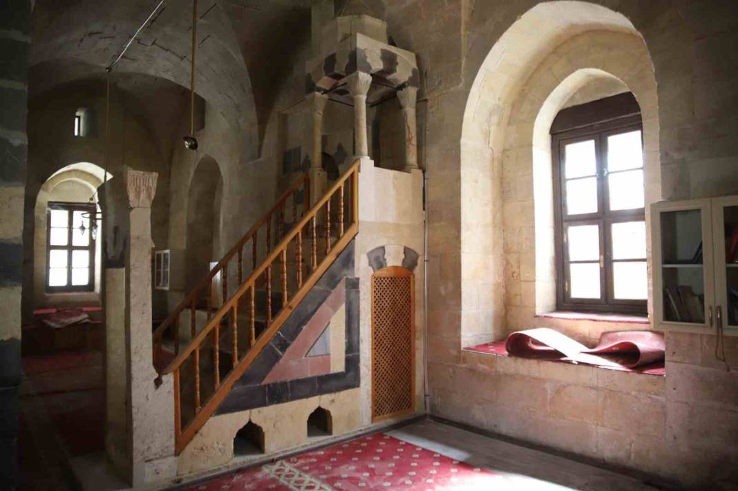 Yüzlerce yıllık camiiyi Maraş depremleri  yerinden oynattı: Teraziler 6 Şubat'a dayanamadı 6