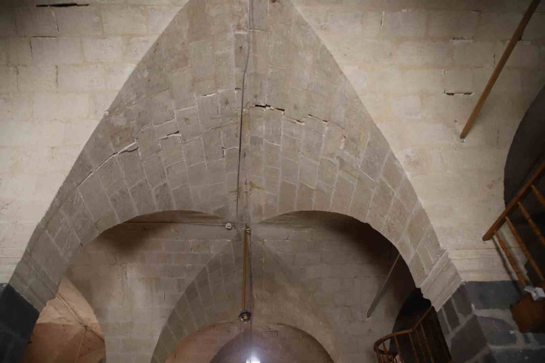 Yüzlerce yıllık camiiyi Maraş depremleri  yerinden oynattı: Teraziler 6 Şubat'a dayanamadı 7