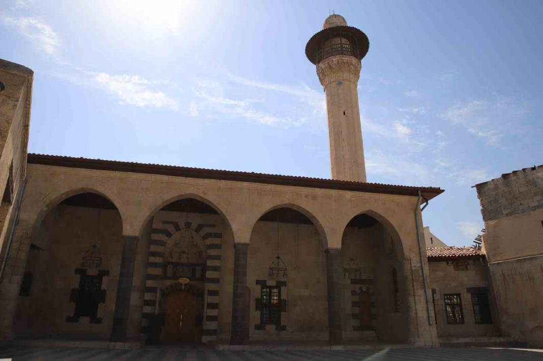 Yüzlerce yıllık camiiyi Maraş depremleri  yerinden oynattı: Teraziler 6 Şubat'a dayanamadı 1