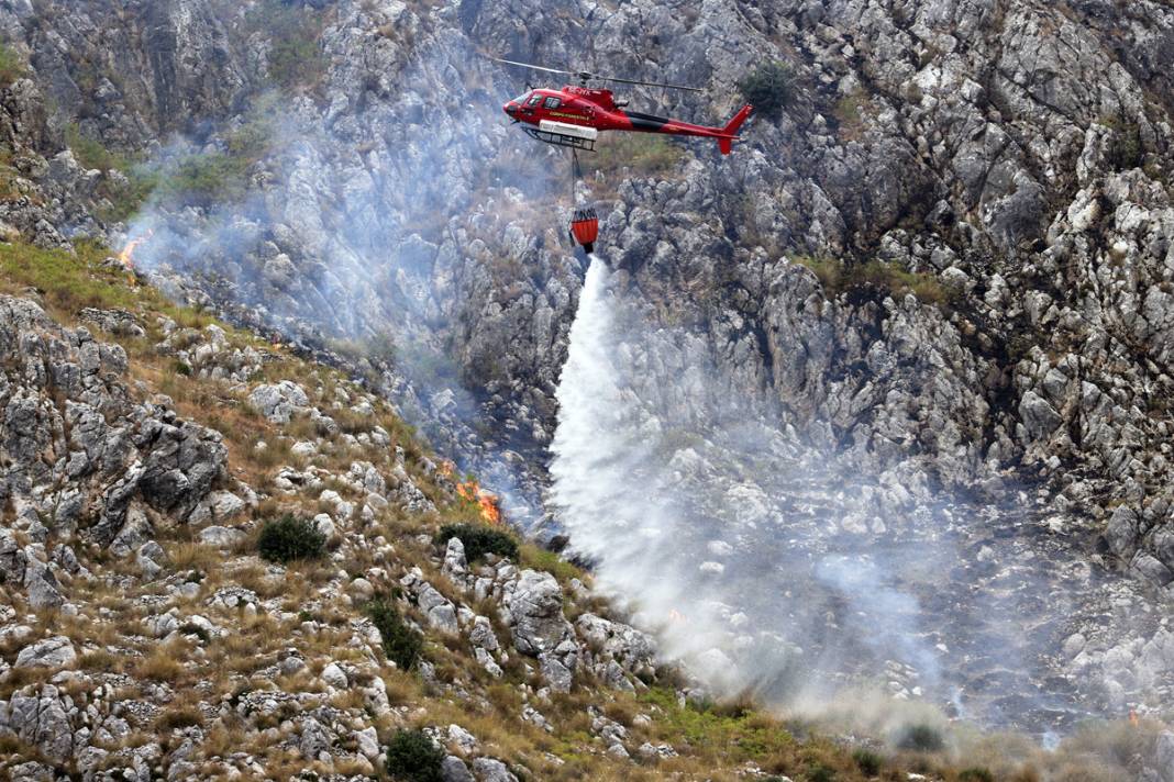 Ada yangına teslim: Yüzlerce kişi tahliye edildi, iki kişi öldü 4