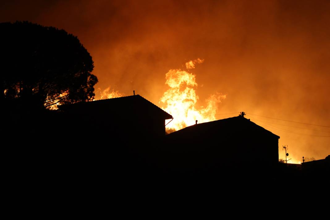 Ada yangına teslim: Yüzlerce kişi tahliye edildi, iki kişi öldü 2