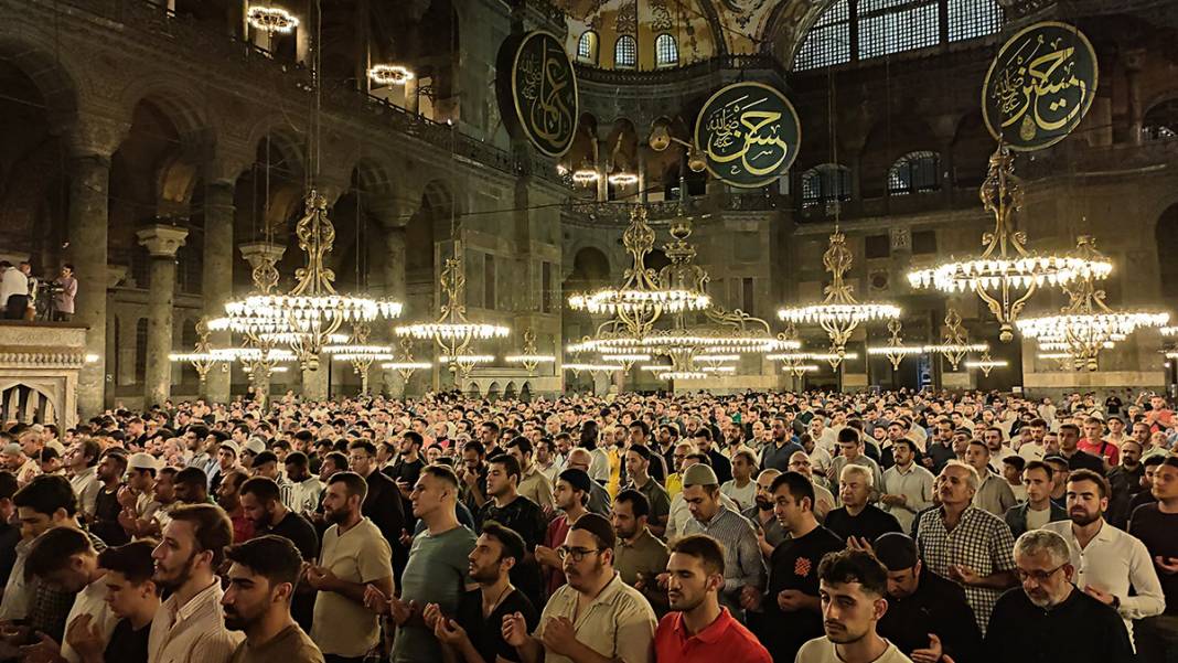 Genci yaşlısı camilere akın etti: Mevlid Kandili dualarla idrak edildi 1