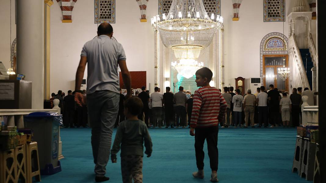 Genci yaşlısı camilere akın etti: Mevlid Kandili dualarla idrak edildi 12