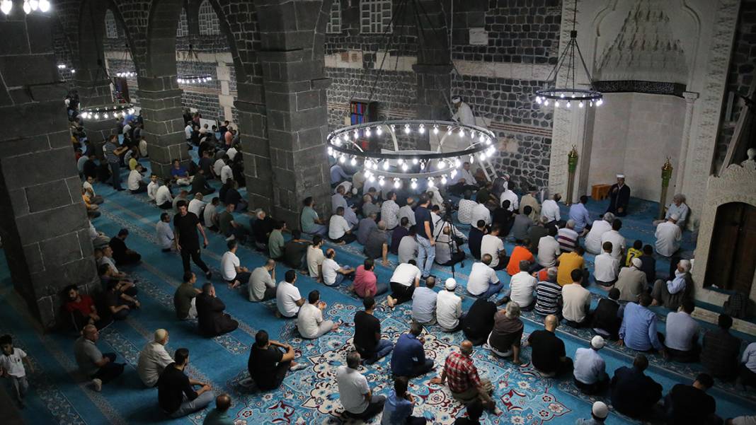 Genci yaşlısı camilere akın etti: Mevlid Kandili dualarla idrak edildi 17