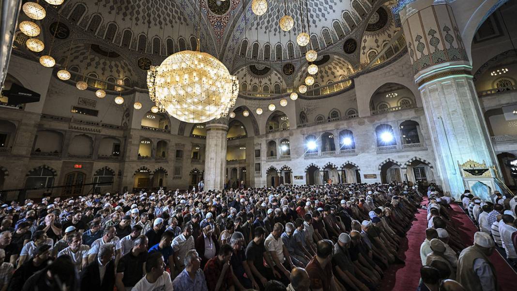 Genci yaşlısı camilere akın etti: Mevlid Kandili dualarla idrak edildi 9