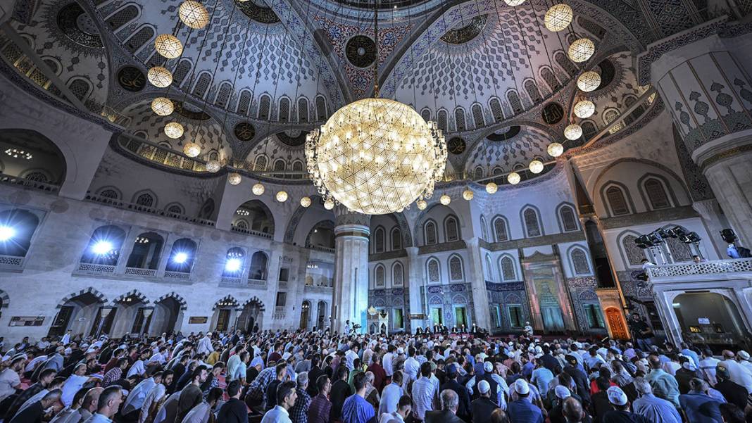 Genci yaşlısı camilere akın etti: Mevlid Kandili dualarla idrak edildi 8