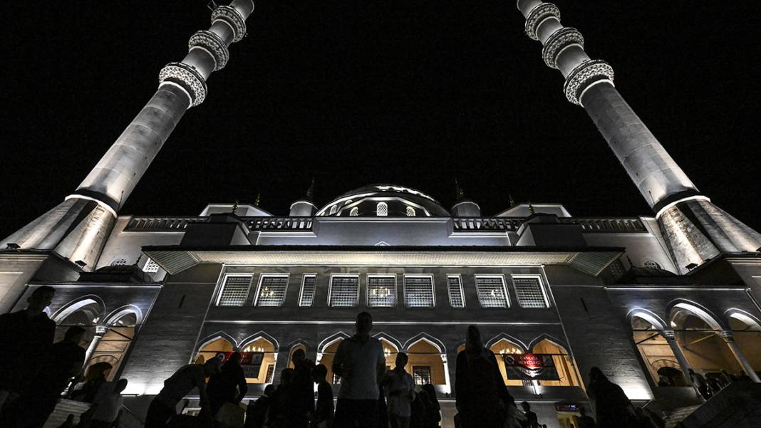 Genci yaşlısı camilere akın etti: Mevlid Kandili dualarla idrak edildi 6