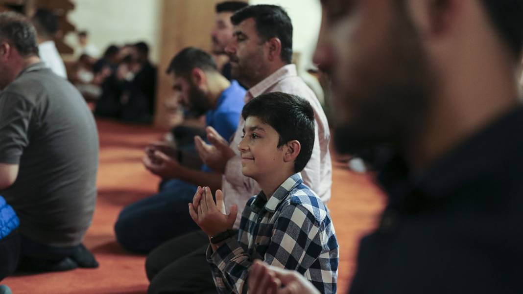 Genci yaşlısı camilere akın etti: Mevlid Kandili dualarla idrak edildi 16