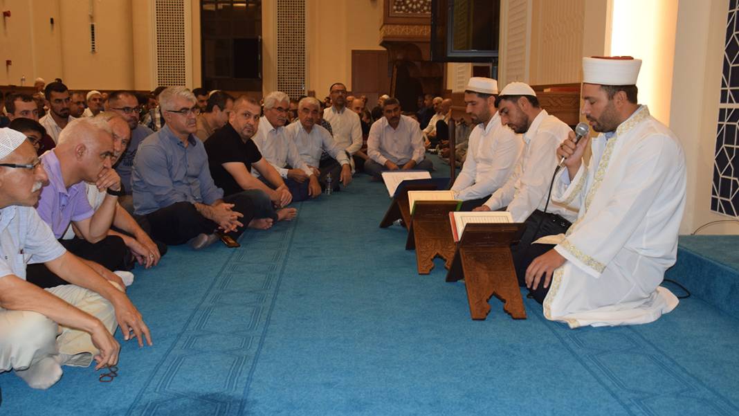 Genci yaşlısı camilere akın etti: Mevlid Kandili dualarla idrak edildi 14