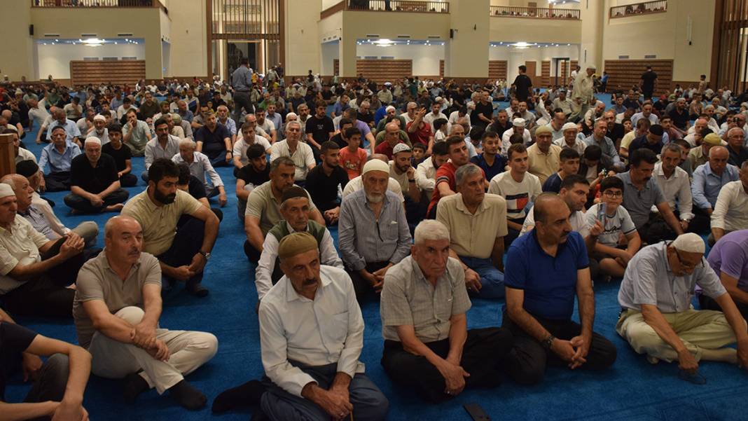 Genci yaşlısı camilere akın etti: Mevlid Kandili dualarla idrak edildi 13