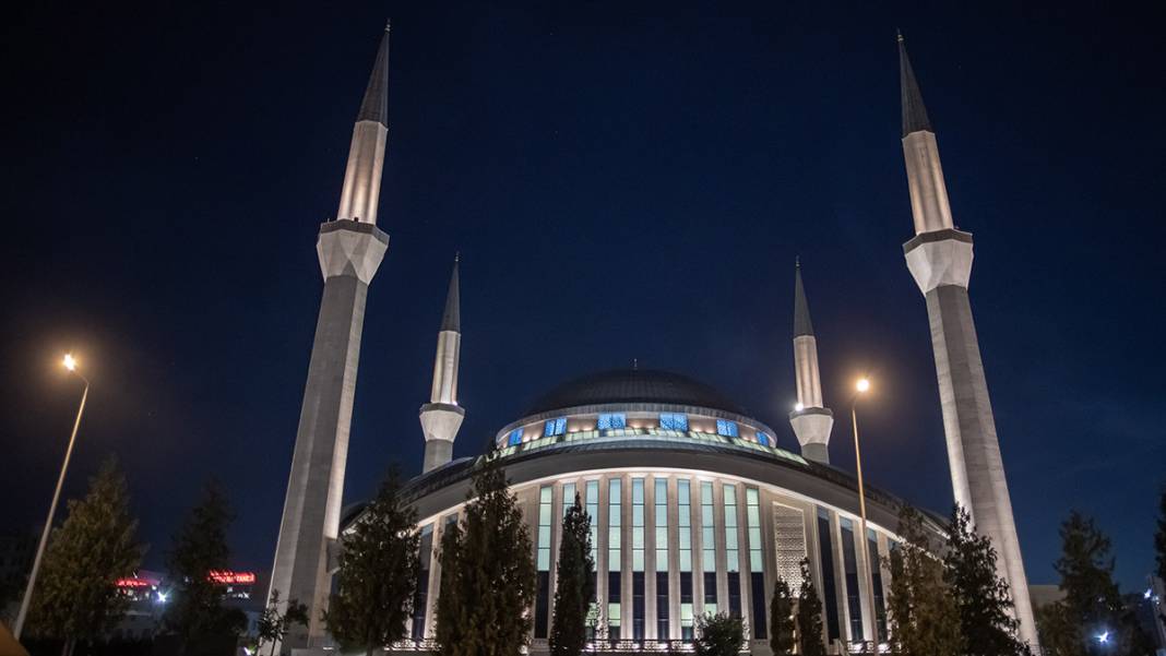 Genci yaşlısı camilere akın etti: Mevlid Kandili dualarla idrak edildi 5