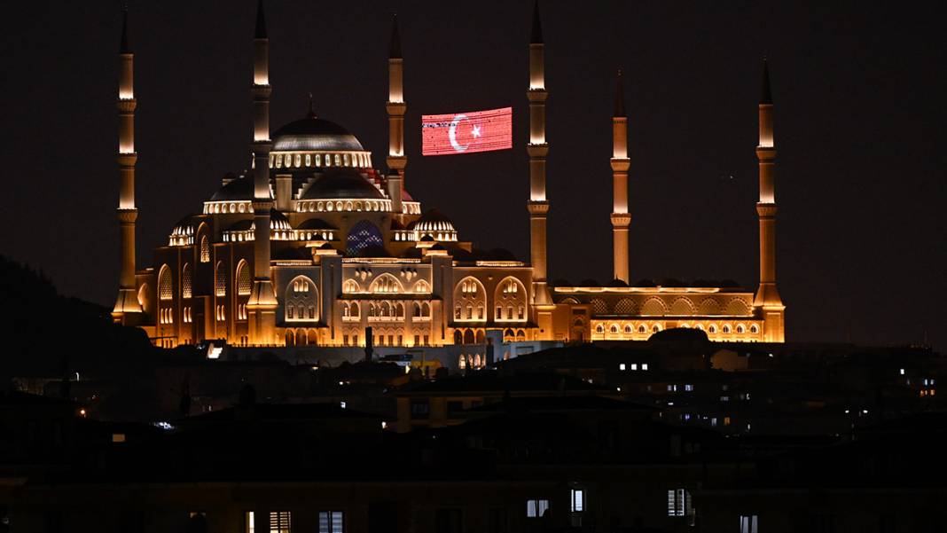 Genci yaşlısı camilere akın etti: Mevlid Kandili dualarla idrak edildi 3