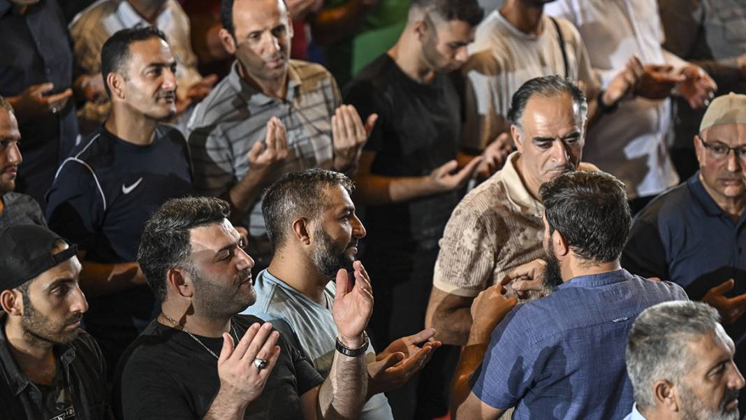 Genci yaşlısı camilere akın etti: Mevlid Kandili dualarla idrak edildi 7