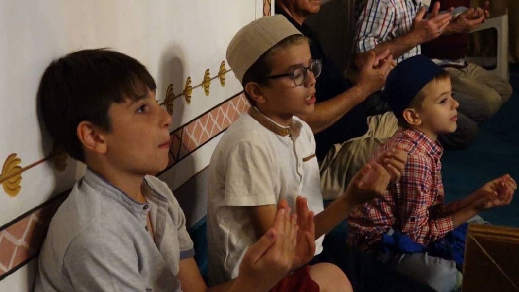 Genci yaşlısı camilere akın etti: Mevlid Kandili dualarla idrak edildi 11