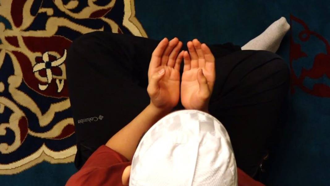 Genci yaşlısı camilere akın etti: Mevlid Kandili dualarla idrak edildi 10