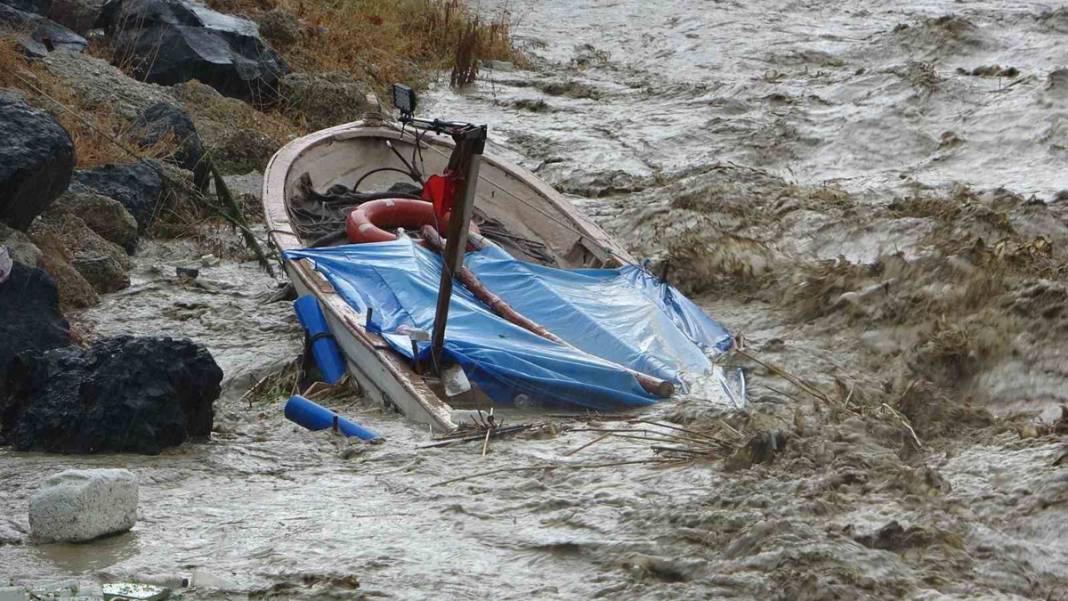 Çanakkale'de sağanak yağış: Sokakları su bastı, tekne battı 7