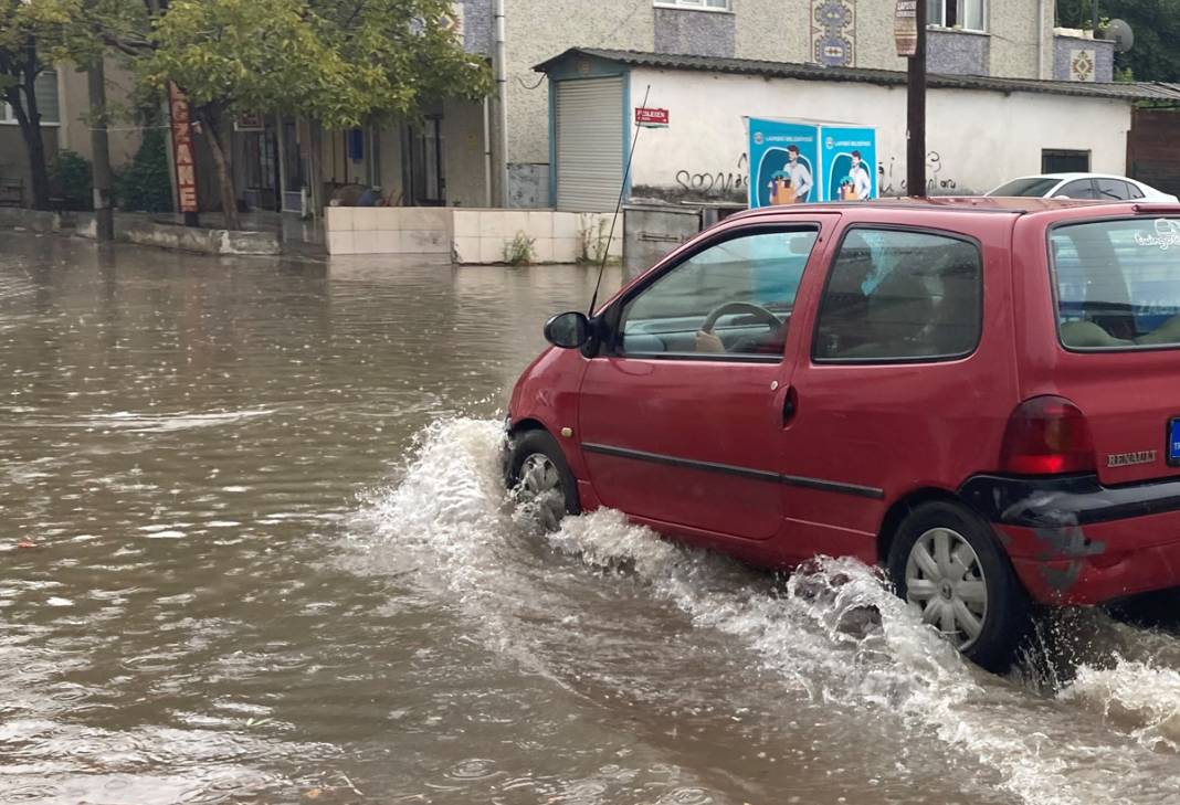 Çanakkale'de sağanak yağış: Sokakları su bastı, tekne battı 4